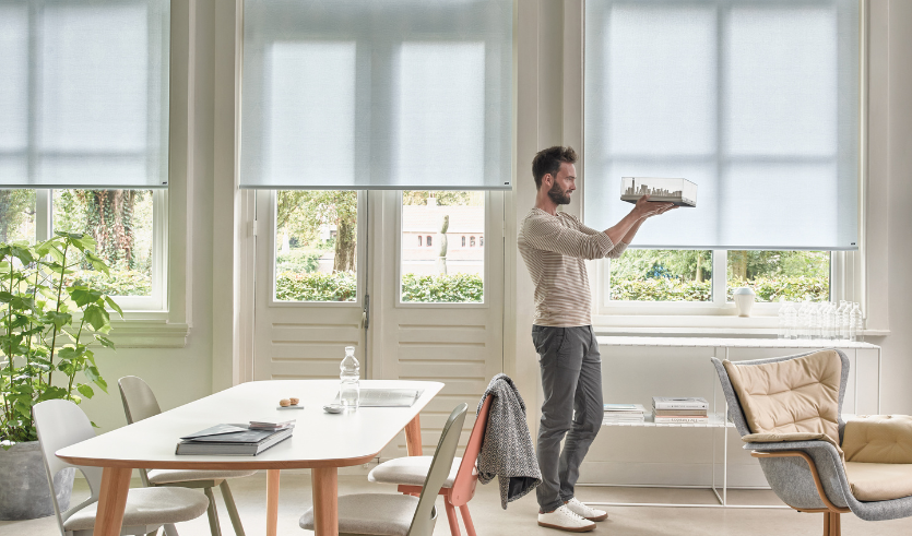 Persianas inteligentes en un salón moderno