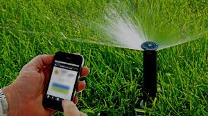 Sistema de riego inteligente regando un jardín