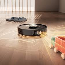 Robot aspirador RoboVac X500 limpiando un suelo de madera