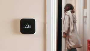 Varios termostatos inteligentes en una pared